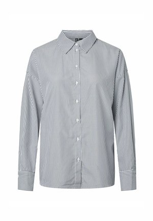 Koszula zapinana na guziki wykonana z lekkiego materia�łu, w pionowe niebieskie i białe paski, z kołnierzykiem i długimi rękawami zakończonymi mankietami na guziki.