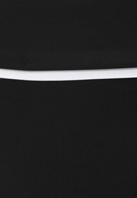 Schwarzer Stoff mit gerippter Textur, der einen horizontalen weißen Akzentstreifen aufweist. Das Material wirkt dehnbar und geschmeidig.