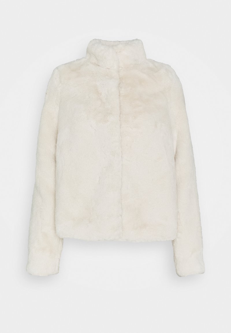 Veste en fausse fourrure douce de couleur crème, à manches longues et col haut, présentée sur un fond clair uni.