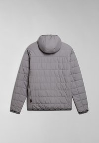 Chaqueta acolchada gris con capucha, que presenta líneas acolchadas horizontales y un acento negro en el dobladillo. Textura suave, diseño funcional.
