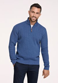 Pull en tricot bleu avec un col zippé à quart, présentant un motif en torsades et des poignets et un ourlet côtelés. Fabriqué en matière douce et texturée.