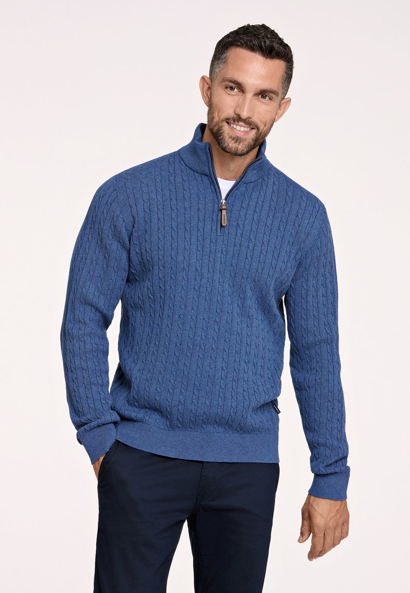 Pull en tricot bleu avec un col zippé à quart, présentant un motif en torsades et des poignets et un ourlet côtelés. Fabriqué en matière douce et texturée.