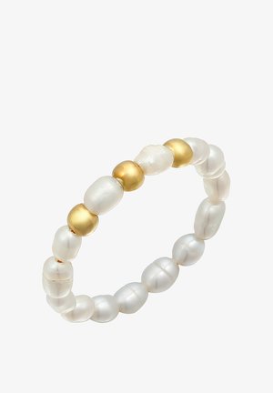 Bracelet élastique composé de perles blanches et de perles en or, mettant en avant un mélange de formes lisses et irrégulières avec une finition polie.