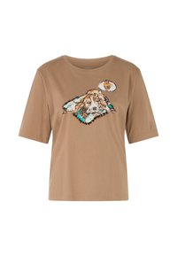 Braunes Baumwoll-T-Shirt mit einem Graphic eines Hundes auf einer gemusterten Decke, mit einer Sprechblase, die eine Tasse zeigt.