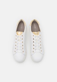 Sneaker bianche con dettagli dorati e design perforato. Caratterizzate da punta rotonda, suola piatta bianca e lacci. Foderatura interna in beige chiaro.