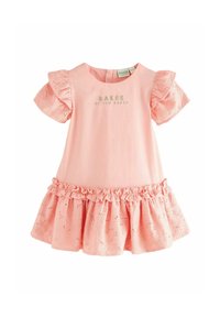 Robe en coton rose avec jupes à volants en broderie anglaise, manches courtes à volants et texte brodé. Comprend un col rond et une fermeture au dos.