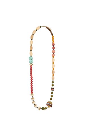 Naszyjnik z różnorodnymi kolorowymi koralikami, w tym czerwonymi, turkusowymi, drewnianymi, zielonymi i wzorzystymi koralikami, ułożonymi w asymetryczny wzór.