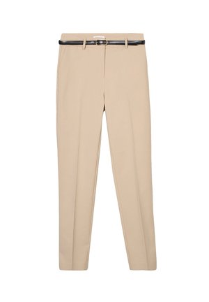 Pantalons beige ajustés avec une texture lisse, ornés d'une ceinture noire à boucle ronde et de plis avant pour un ajustement structuré.
