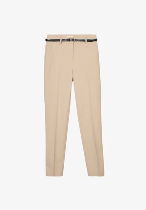 Beige skræddersyede bukser med en glat tekstur, featuring et sort bælte med en rund spænde, og frontfolder for en struktureret pasform.