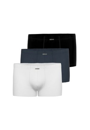 Drei Herrenboxershorts in Weiß, Dunkelgrau und Schwarz, von vorne nach hinten gestapelt, mit einfacher Naht und kleinem zentralem Markenlabel.