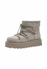 Bottines beiges en matériau texturé avec des lacets métalliques et des accents argentés. Présente une semelle épaisse et crantée pour un peu plus de hauteur.
