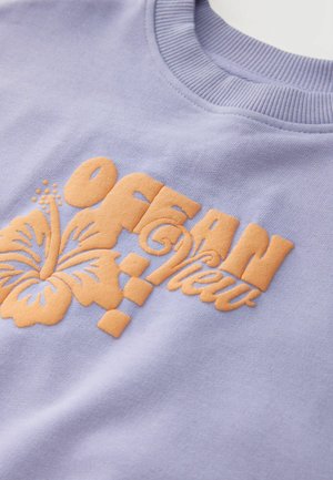 Fialová mikina s oranžovým vyšívaným nápisem "OCEAN VIEW" a motivem ibišku. Žebrovaný límec a měkká textura.