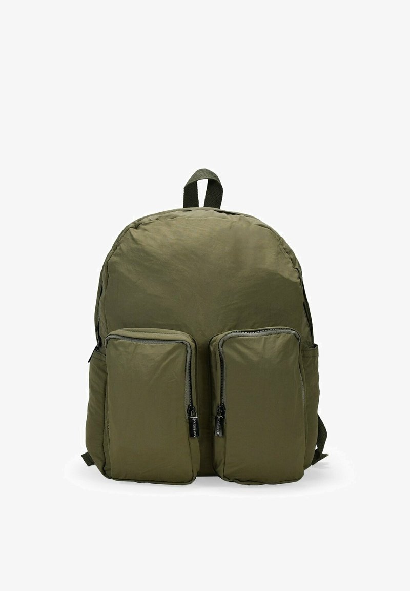 Mochila de tela verde oliva con forma redondeada, dos bolsillos frontales con cremallera y una asa en la parte superior para llevar. Material texturizado.