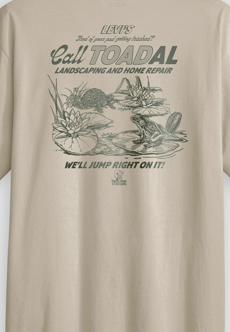 Maglietta Levi's con illustrazione di uno stagno, rana e tartaruga su foglie di ninfea, testo "Chiama TOADAL Landscaping and Home Repair, salteremo subito a risolvere!"