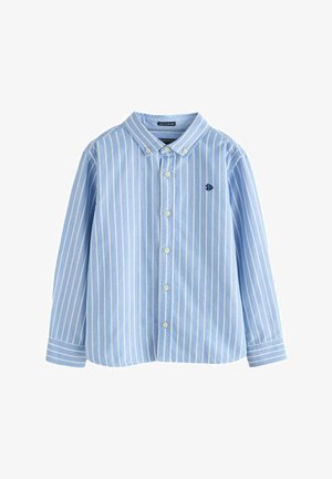 Chemise bleu clair à manches longues avec rayures verticales blanches, col boutonné, boutons blancs et petit logo poisson marine sur la poitrine gauche.