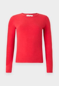 Κόκκινο πουλόβερ με μακριά μανίκια, στρογγυλή λαιμόκοψη, στενή εφαρμογή και απλό σχέδιο, παρουσιασμένο σε λευκό φόντο.