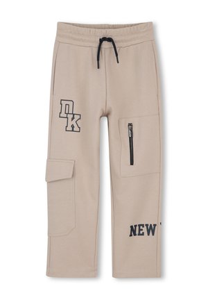 Beige cargobroek met elastische tailleband en zwarte trekkoorden, met rits- en klepzakken en zwarte letters "DK" en "NEW T" op de benen.