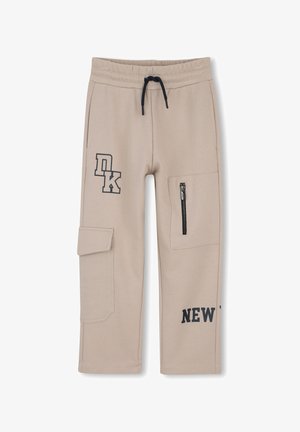 Pantalon cargo beige avec taille élastique et cordon noir, doté de poches zippées et à rabat, avec les lettres noires "DK" et "NEW T" sur les jambes.
