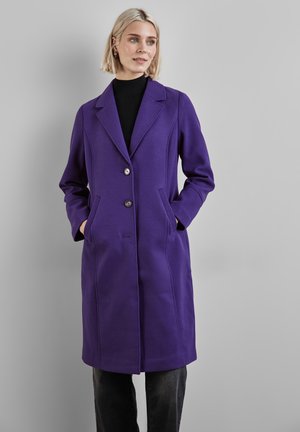 Manteau en laine violet avec un col cranté, deux poches avant et fermeture à boutons. Texture lisse avec des détails de couture soignés.