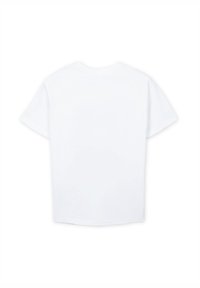 Maglietta bianca a maniche corte mostrata da dietro con colletto rotondo su uno sfondo bianco.