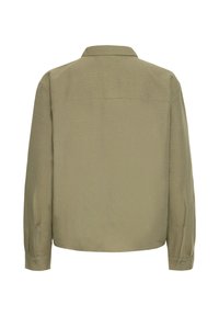 Vista posteriore di una camicia a maniche lunghe, marrone chiaro, con colletto e polsini abbottonati su uno sfondo bianco.