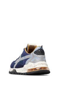 Sko med en marinblå och blå ovandel, i mocka och nätmaterial, grå accenter, prickig vit mellansula och genomskinlig luftdämpning.