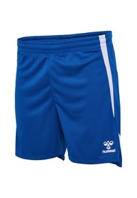 Pantalones cortos deportivos azules con franjas laterales blancas, cintura elástica y logotipo blanco de Hummel en la parte inferior de la pierna derecha.