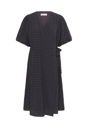 Robe portefeuille en gris foncé avec un motif à carreaux. Présente des manches courtes, un col en V et une fermeture à nouer à la taille. Mi-longue, en tissu léger.