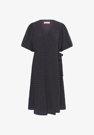 Wikkeljurk in donkergrijs met een geruit patroon. Heeft korte mouwen, een V-hals en een striksluiting in de taille. Halflang, lichtgewicht stof.