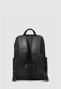 Zaino nero con spallacci imbottiti, pannello in rete testurizzata, chiusura con cerniera e tasca laterale. Dettagli in pelle liscia e fibbia regolabile.