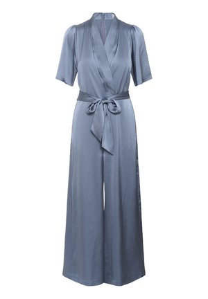 Tuta blu in satin con maniche corte, cintura con rientro in vita, silhouette a gamba larga, texture liscia e scollatura a V.