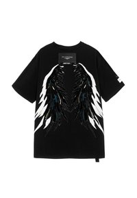 Camiseta negra de algodón con un gran diseño de alas en blanco y negro en la parte posterior, acentuado con adornos azules y plateados.