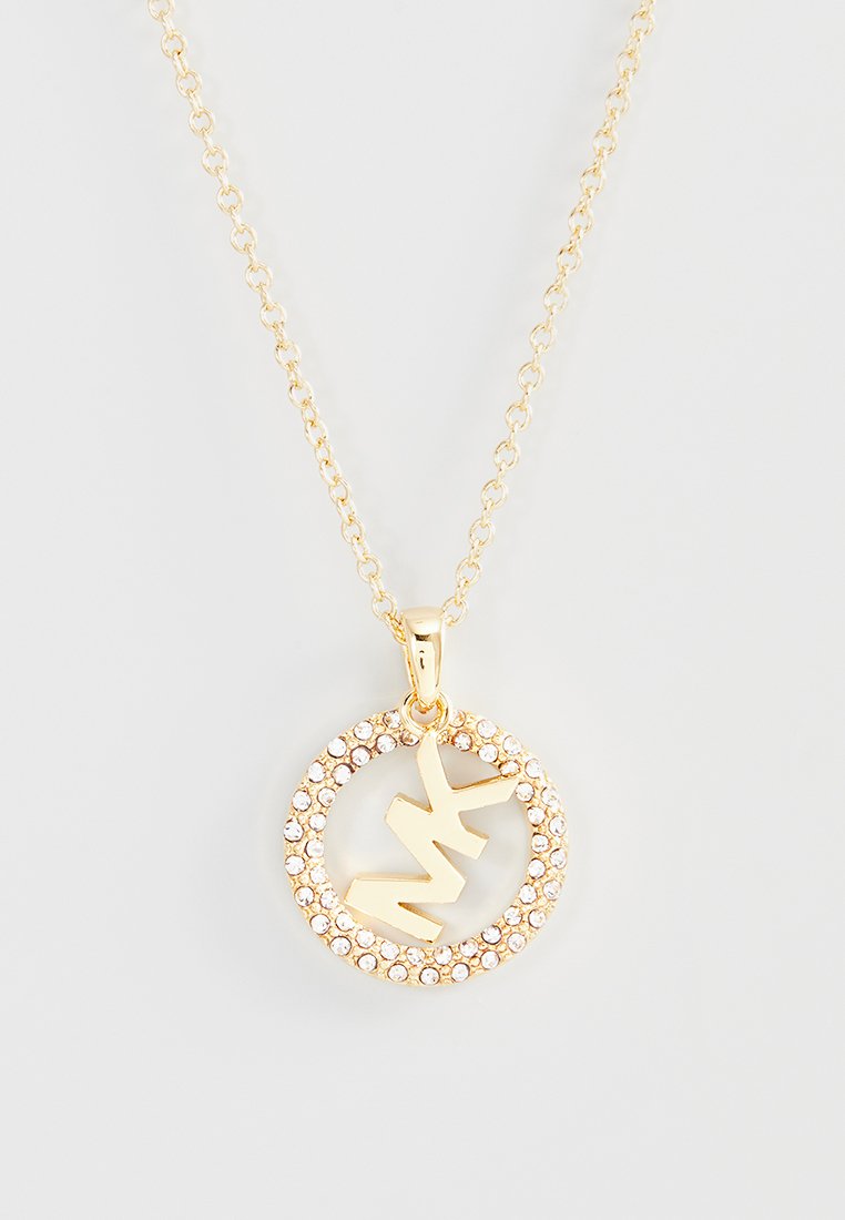 Collana in tonalità oro con ciondolo circolare decorato con strass trasparenti, che mostra un logo "MK" in un font stilizzato.