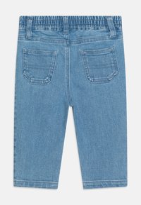 Shorts in denim azzurro chiaro con una fascia in vita elasticizzata, due tasche posteriori e cuciture ordinate. Il tessuto ha una consistenza morbida e liscia.