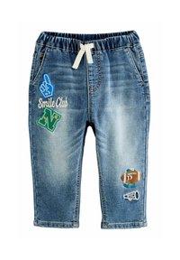 Pantaloni di denim blu per bambini con vita elasticizzata e cordino bianco, decorati con toppe a forma di dito in schiuma, lettera N, pallone da football e megafono.