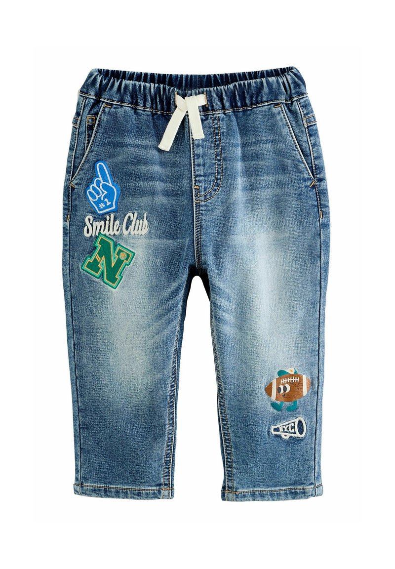 Pantaloni di denim blu per bambini con vita elasticizzata e cordino bianco, decorati con toppe a forma di dito in schiuma, lettera N, pallone da football e megafono.