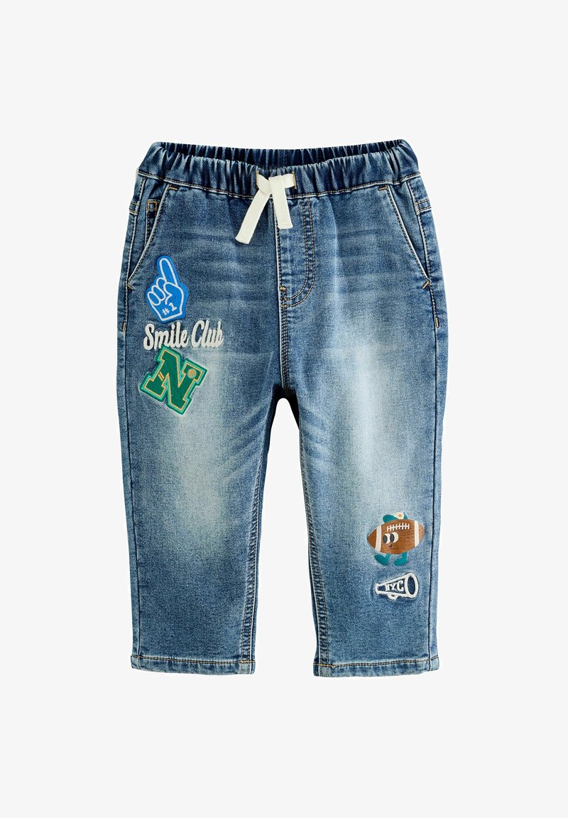 Pantalon en denim bleu pour tout-petit avec taille élastique et cordon de serrage blanc, décoré de patchs représentant un doigt en mousse, la lettre N, un ballon de football et un mégaphone.
