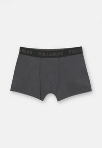 Tmavě šedé boxer kraťasy vyrobené z měkkého materiálu. Obsahují černý pas s logem "PULL&BEAR" v šedé barvě. Standardní střih s přední kapsou.