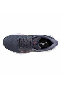 Zapatilla de running gris oscuro con parte superior de malla texturizada, interior negro, acentos naranjas y suela acolchada. Presenta un diseño tradicional de cordones.