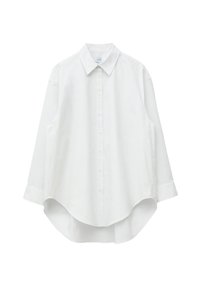 Chemise blanche à manches longues avec de fines rayures verticales, col pointu et ourlet incurvé plus long à l'arrière.