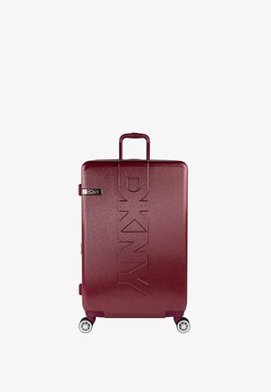 Maleta rígida en color burdeos con acabado texturizado, logo en relieve, asa retráctil y cuatro ruedas para facilitar la movilidad.