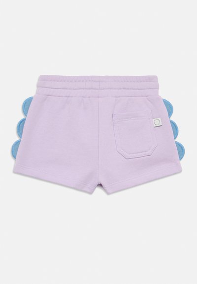 Μωβ βαμβακερά σορτς με άνετη εφαρμογή, που διαθέτουν μπλε διακοσμητικά σε σχήμα κελύφους στις πλευρές και πίσω τσέπη με μικρή ετικέτα λογότυπου.