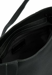 Schwarze Leder-Umhängetasche mit strukturiertem Äußeren, einem Reißverschluss-Innenfach und einem gefütterten Fach. Verfügt über robuste, flache Schulterriemen.