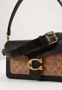 COACH SIGNATURE TABBY - Torba preko tijela - tan black