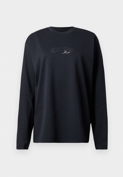 Zwart sportshirt met lange mouwen, gemaakt van een gestructureerde stof, met een reflecterend logo op de voorkant en een ronde hals.