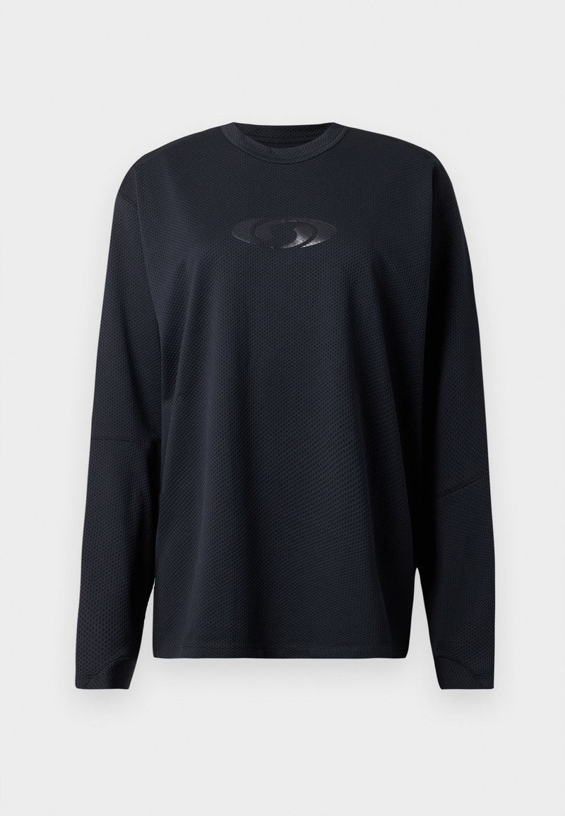 Langærmet sort træningsshirt lavet af tekstureret stof, med et reflekterende logo på forsiden og rund halsudskæring.