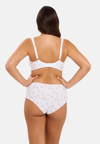 Ensemble de lingerie blanche avec des motifs floraux en pêche doux. Le soutien-gorge a des bretelles réglables et une fermeture à crochets, tandis que les culottes taille haute présentent une texture lisse.