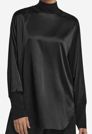 Zwart satijnen top met lange mouwen, hoge halslijn en verlengde geribbelde manchet, gedragen door een persoon, afgesneden net boven de taille.