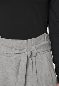 Vero Moda Petite VMEVA PAPERBAG - Calças - medium grey melange