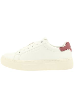 Witte canvas sneakers met een rubberen zool, ronde neus, platte veters en een bordeauxrode accent bij de hiel. Geprofileerd detail op de zool.